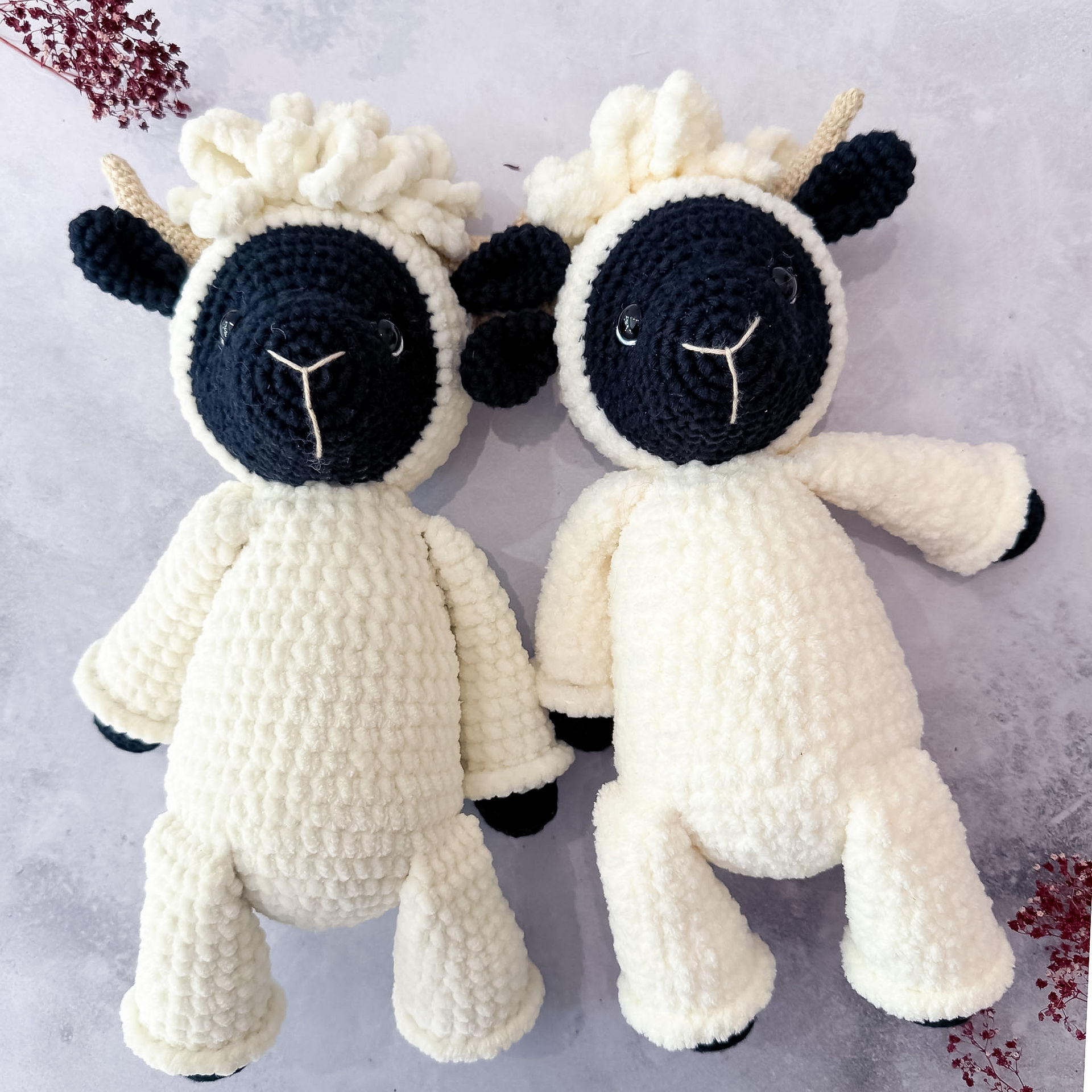 Gehäkelte Schafe im Vergleich. Links Chenille und rechts Alize Softy Plus