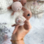 Suri die Babyschildkröte gehäkeltes Kuscheltier in Beige, Braun und Weiss