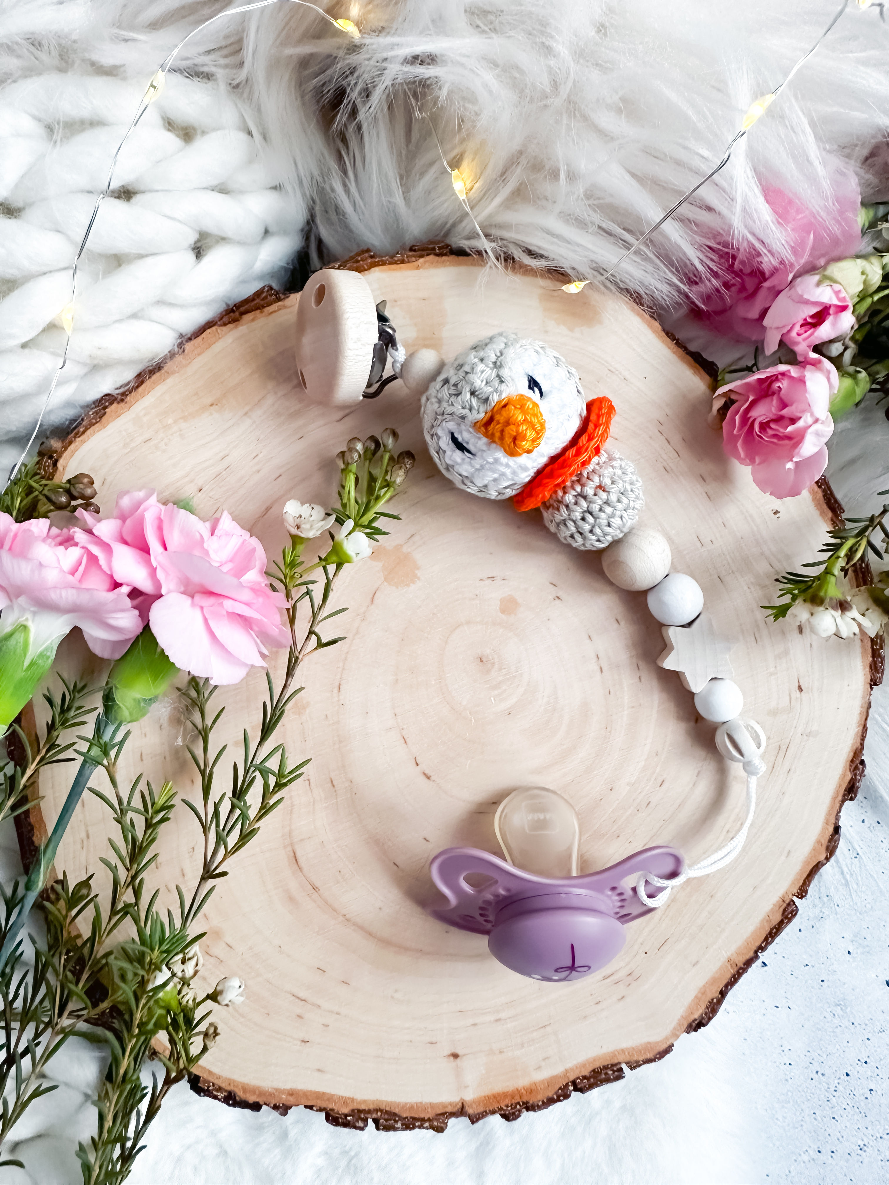 Gehäkelte Schnullerkette / Nuggikette mit Pinguin