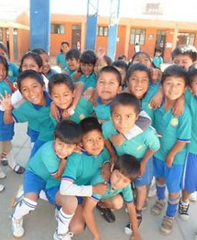 groepsfoto kinderen met atiyshirts.JPG