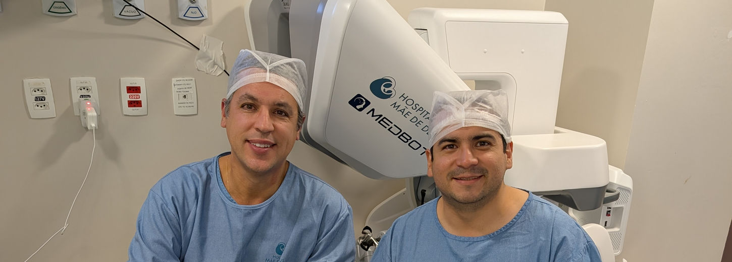 Dr. Marvin Espinosa Cirujano Urólogo de Loja realizando cirugía robótica