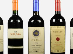 Etiquetas de vinos supertoscanos italianos, entre ellos Sassicaia, Solaia, Masseto y Ornellaia.