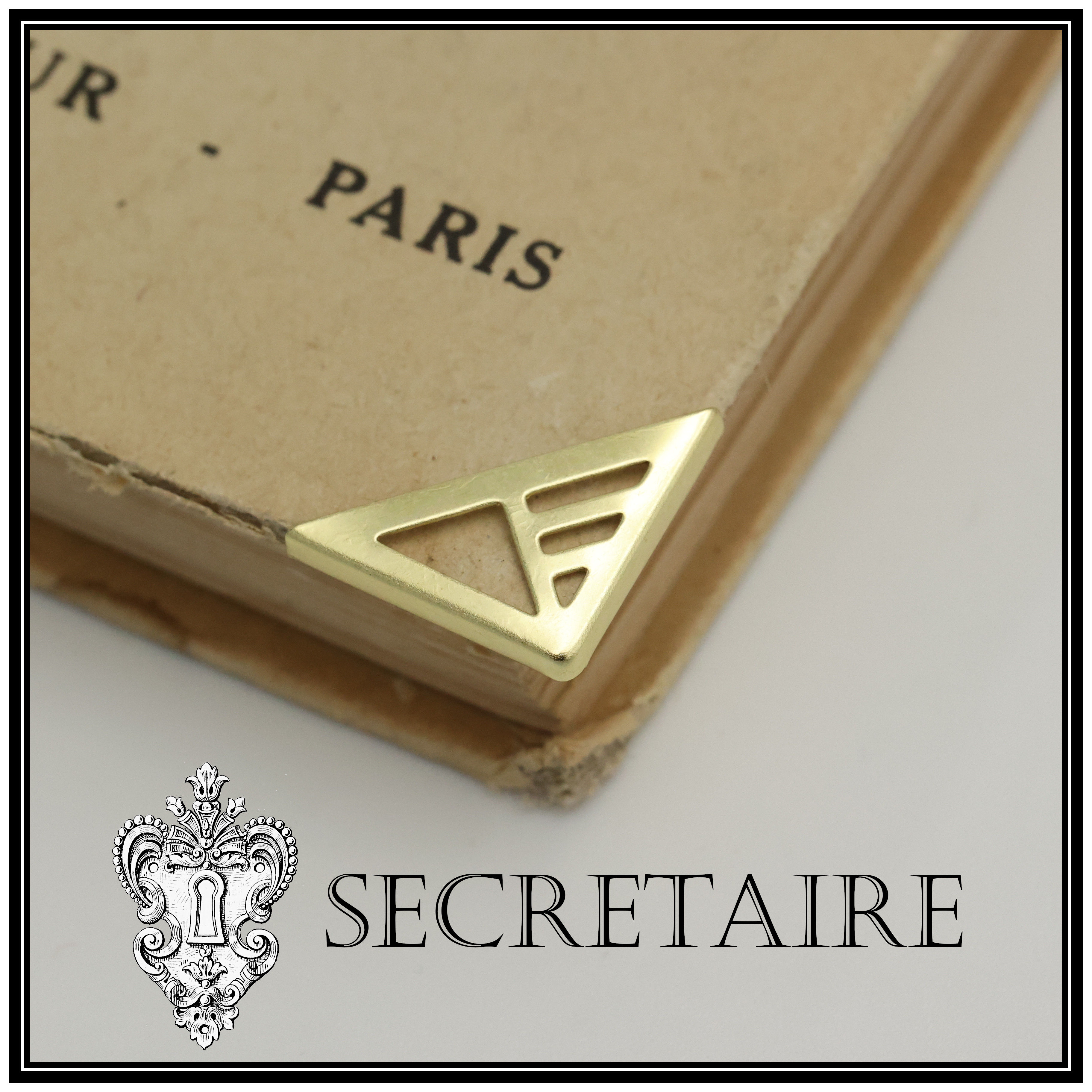 Book corner: Gold colour. Set of 2. Size: 1.6x1.6 cm [BD-I02]