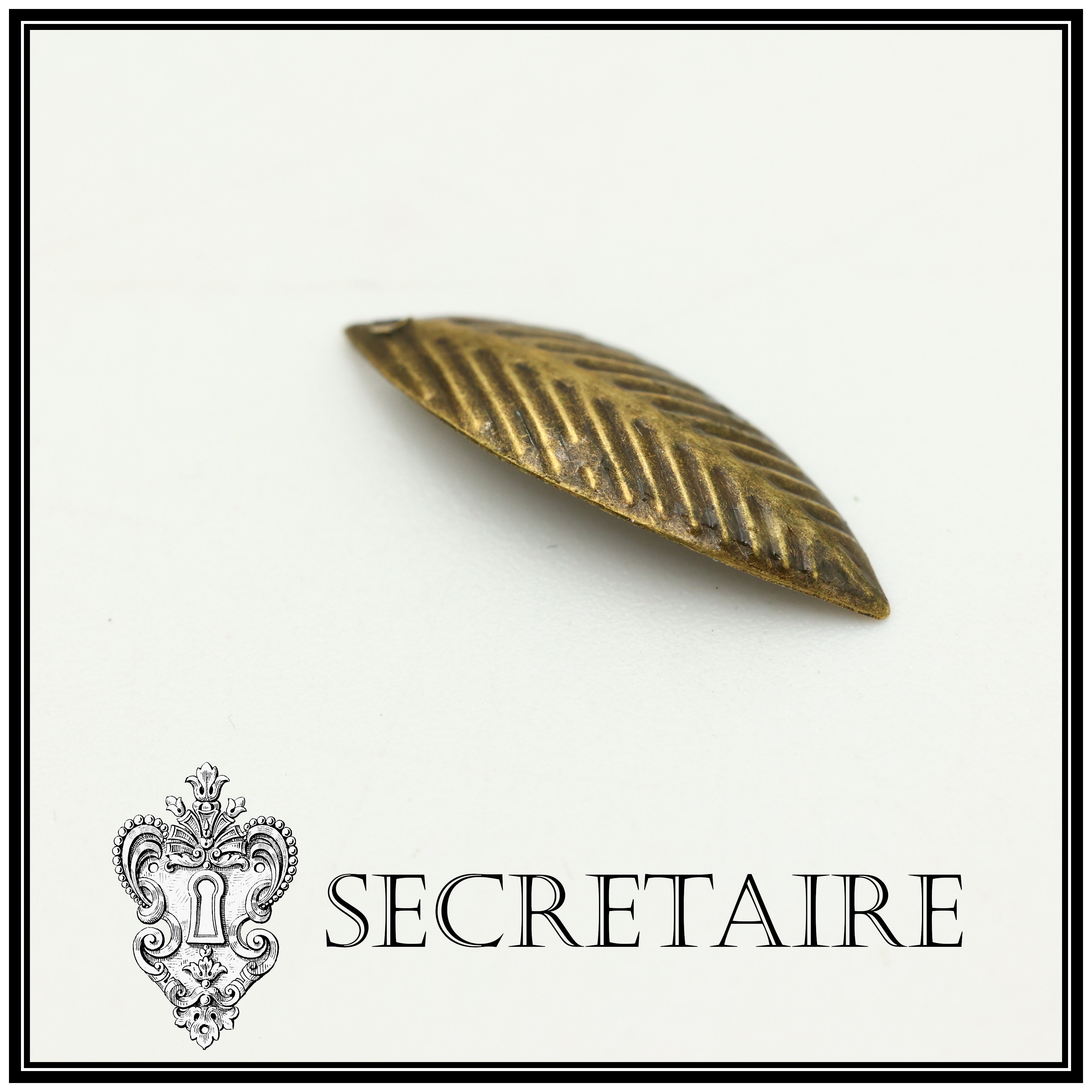 Charm: Leaf in antique bronze colour. Size: 2 cm [C09]