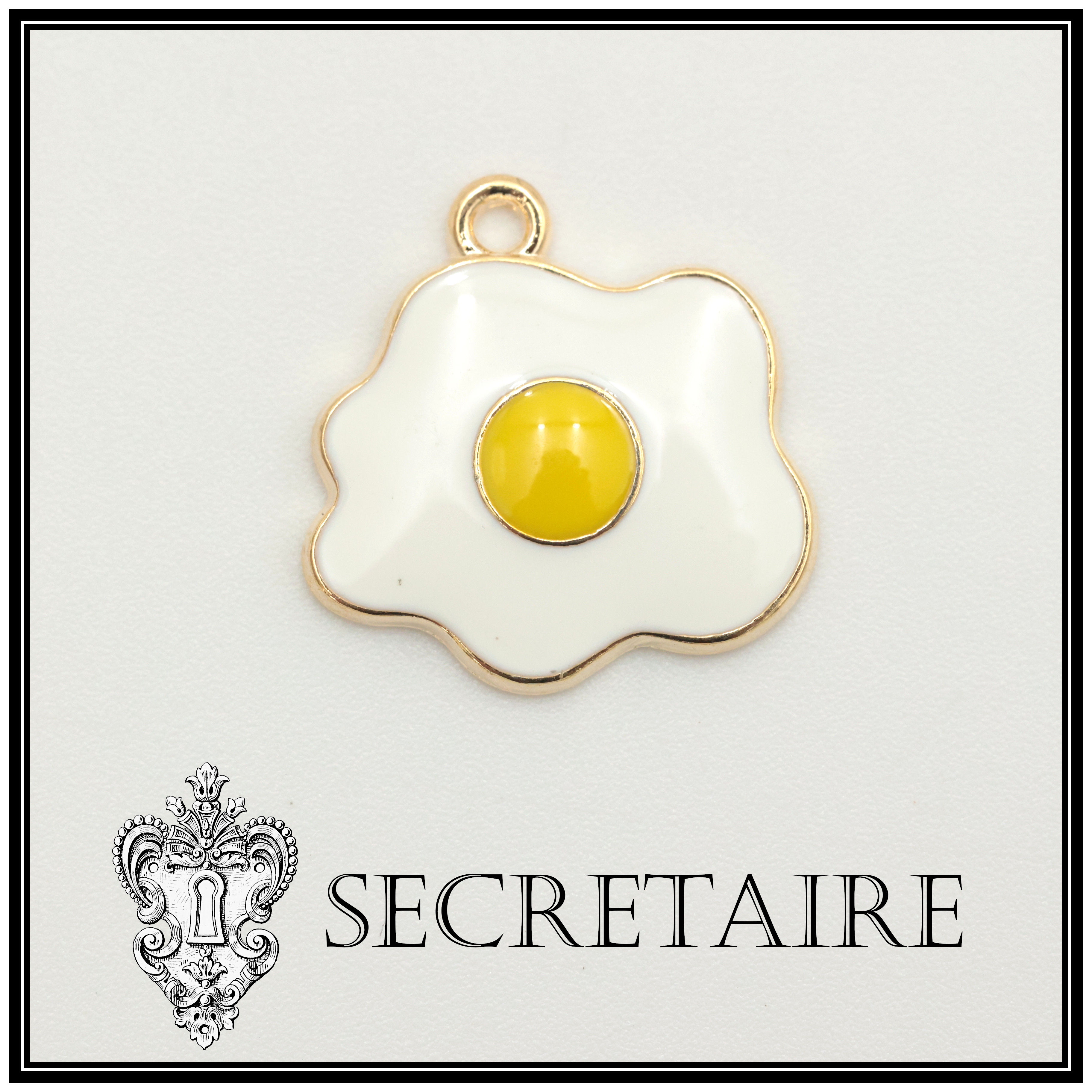 Charm: Fried egg. Size: 2 cm [R03]