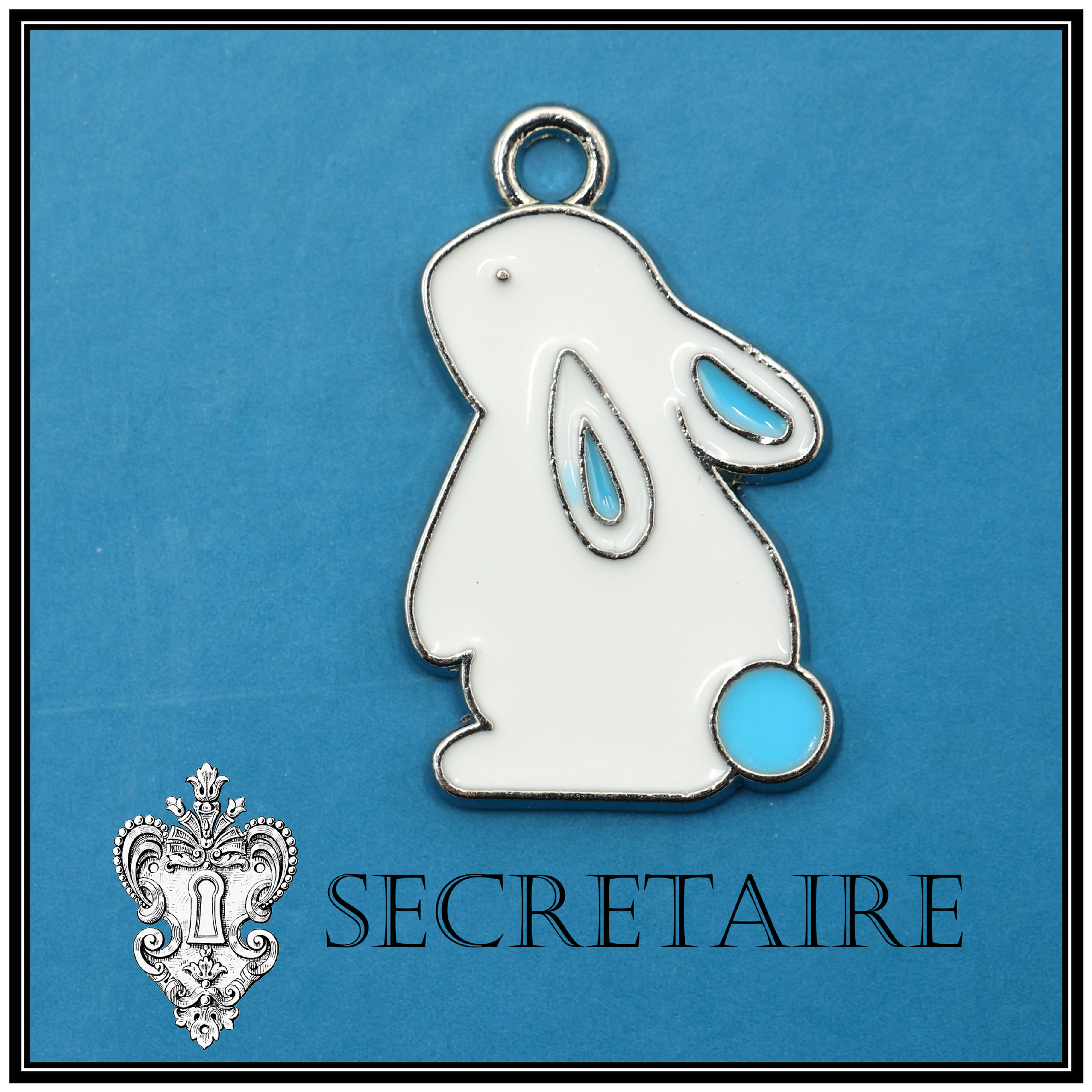 Charm: White rabbit with blue tail. Size: 2.2 cm [G04]