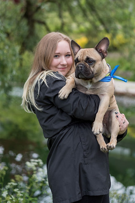 Jule mit Französischer Bulldogge auf dem Arm