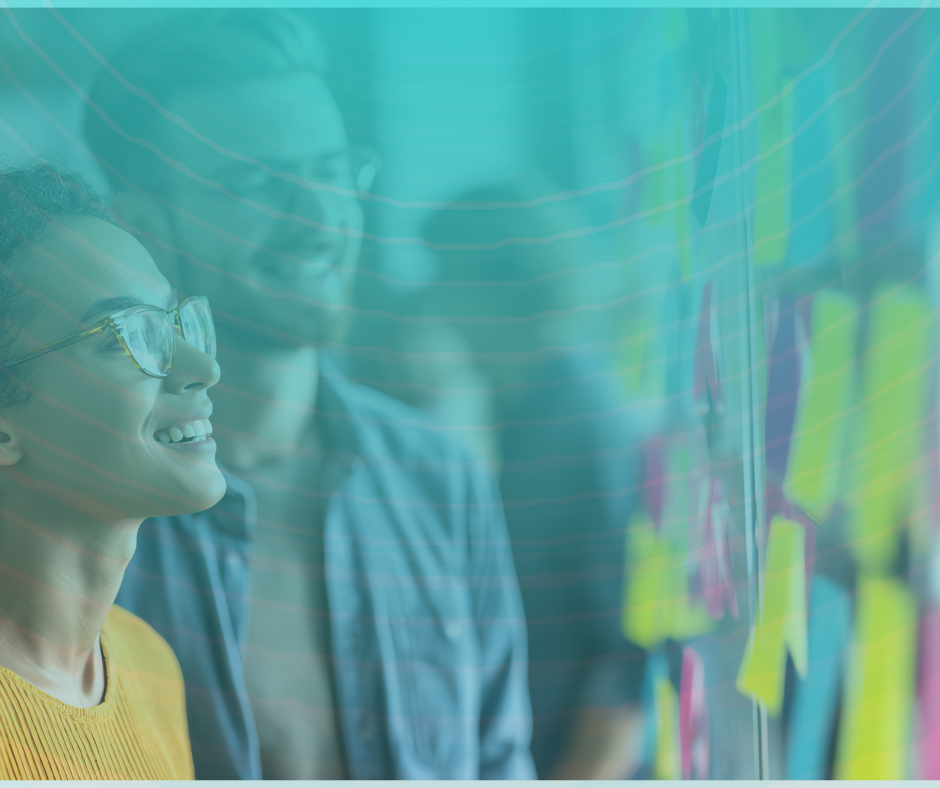 Une équipe devant un tableau d'analyse FFOM