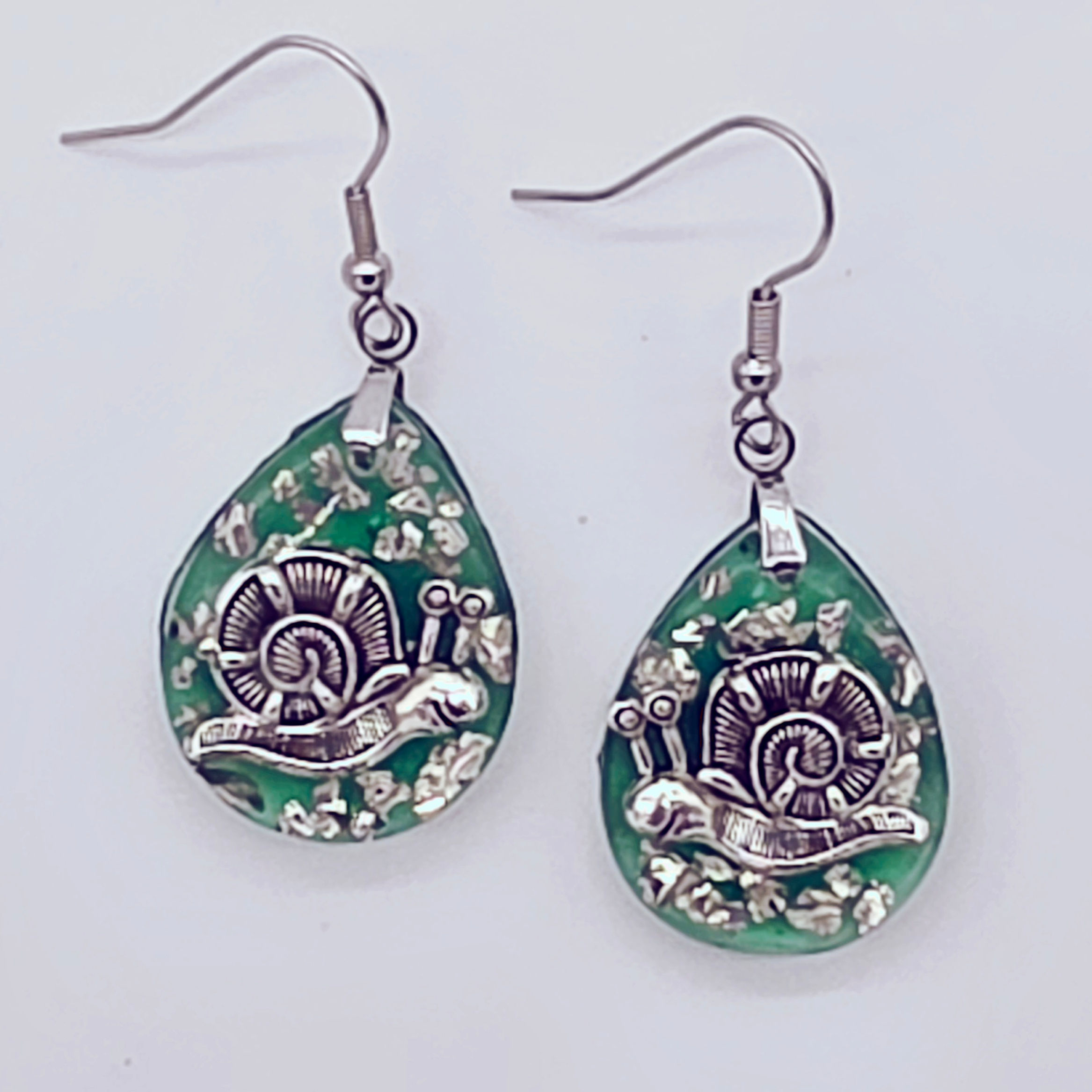 Resin earrings - Silver snails & silver glass pieces with green background