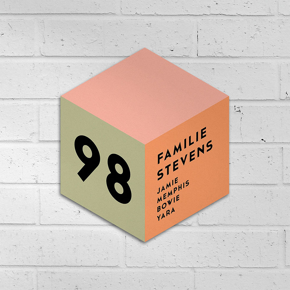 Thumbnail: Pastel naambordje in Memphis stijl met zacht roze, mintgroen en oranje, kubusvorm en huisnummer 98.