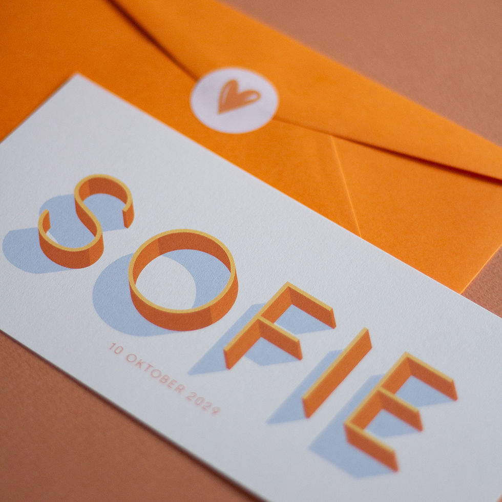 geboortekaartje met de naam sofie en een oranje envelop