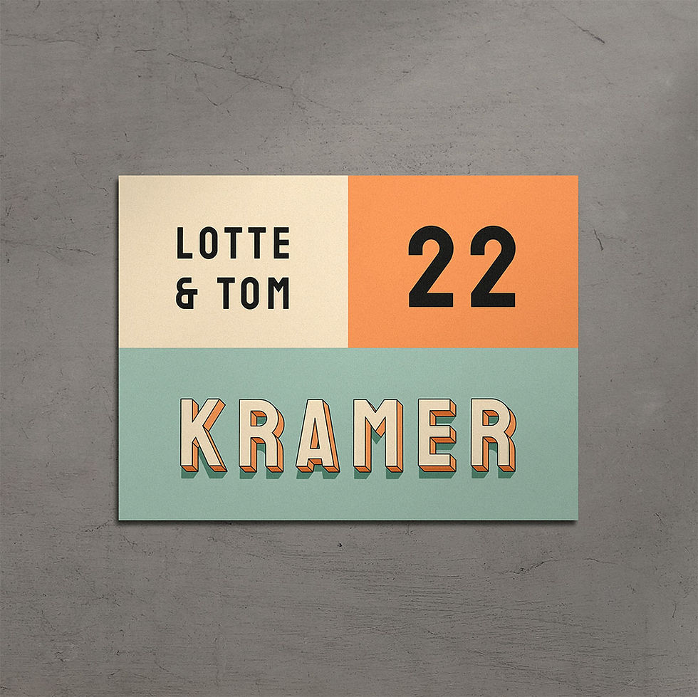 Huisnummerbordje in Bauhaus stijl met oranje, groen en crème vlakken en bold typografie.