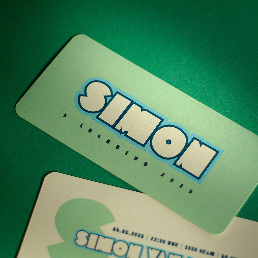 Geboortekaartje Simon met grafische block letters op een saliegroene achtergrond