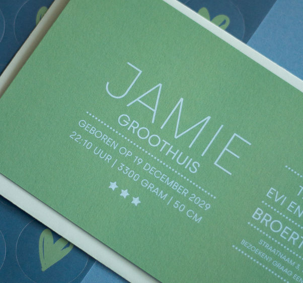 e frisse groene achterzijde van geboortekaartje Jamie met strakke witte typografie.