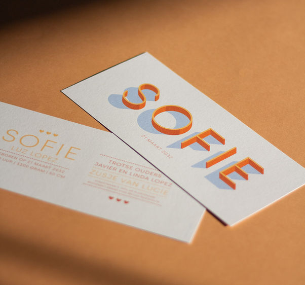 Minimalistisch geboortekaartje Sofie met dunne 3D-letters en een oranje rand in een sfeervolle fotosetting.