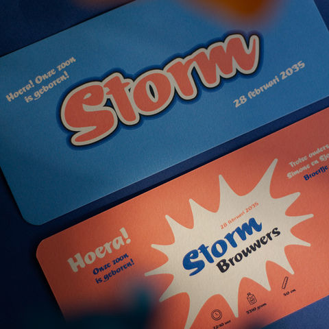 Geboortekaartje Storm - speelse cartoon typografie in blauw & oranje