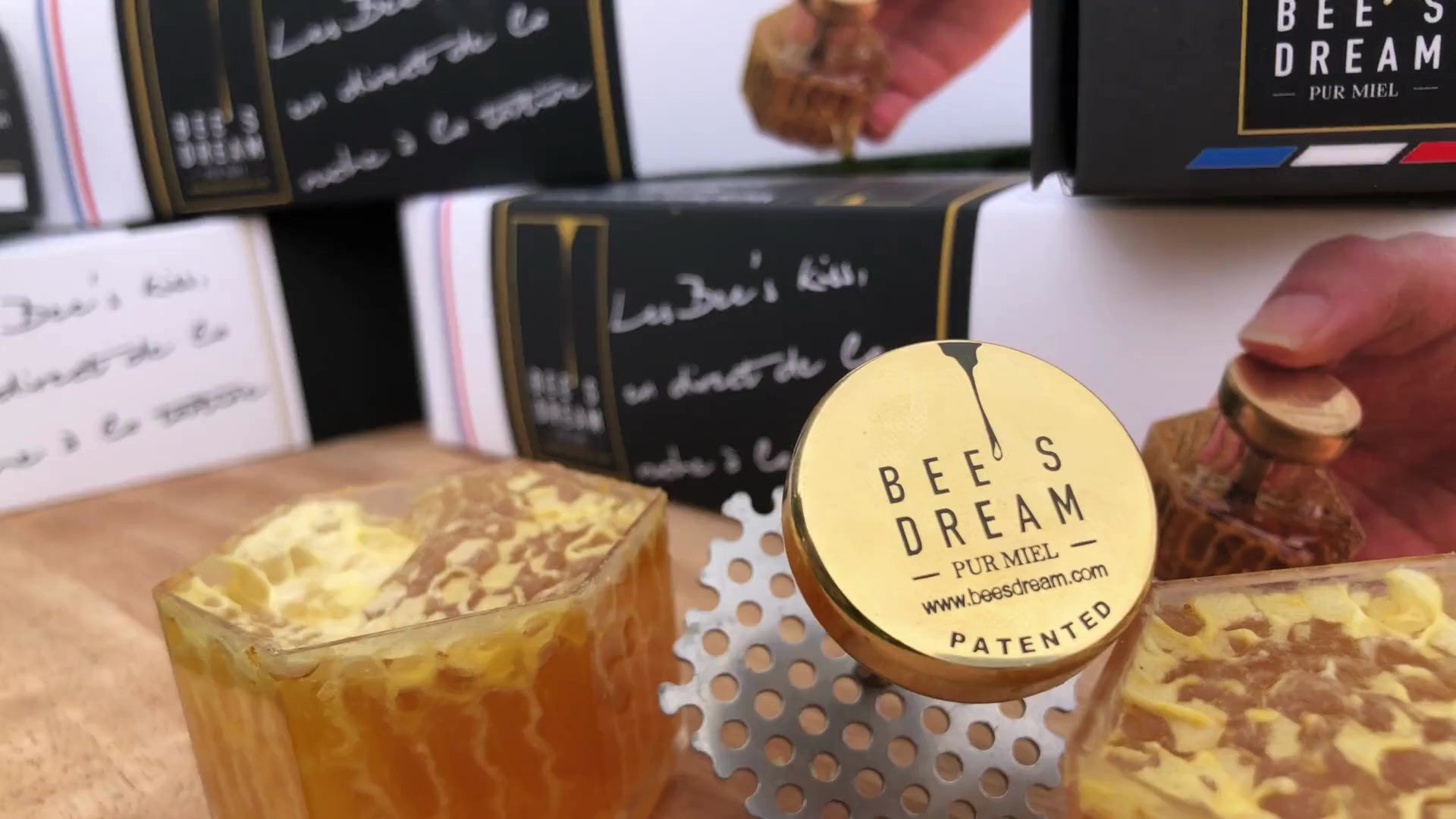 Duo box - 2 Bee's kiss honey in all-flower honeycombs + 1 press