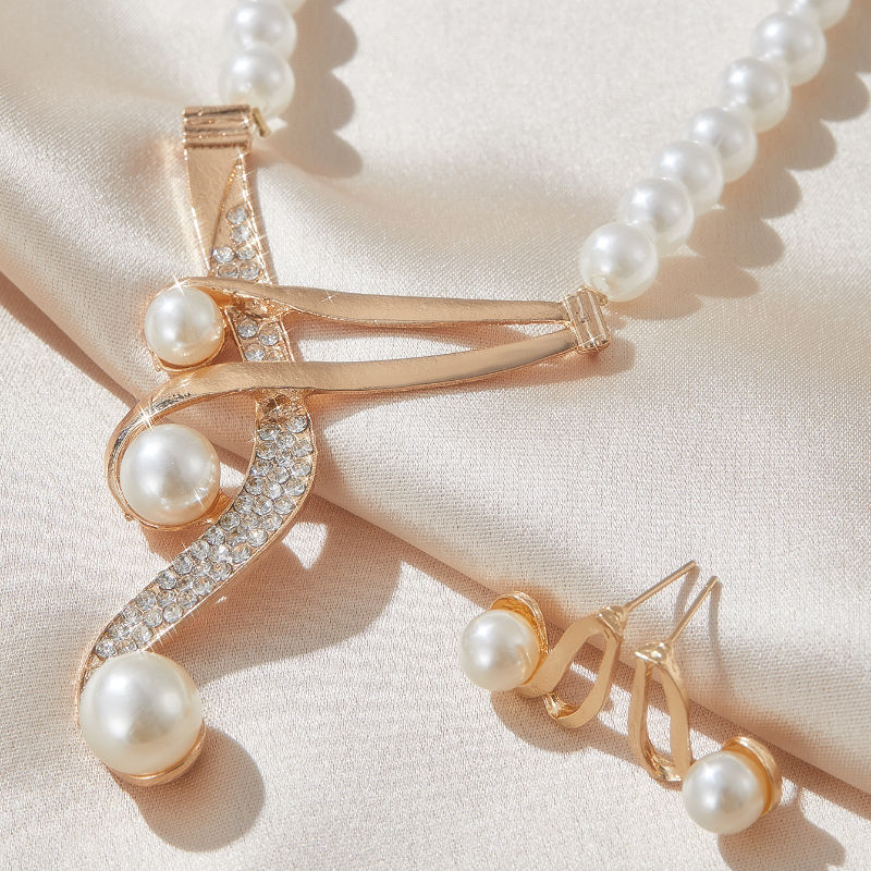 Thumbnail: Colar de Pérolas com Detalhes Dourados