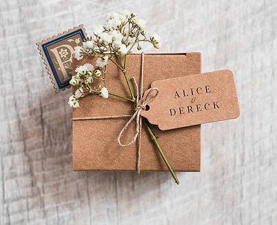 Caixa presenteável em kraft, fechada por um cordão rústico, para presentes personalizados