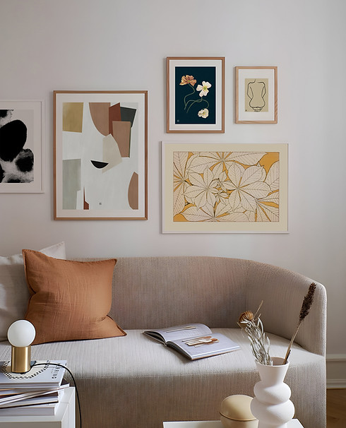 Galeria de quadros fine art em parede com composição harmônica