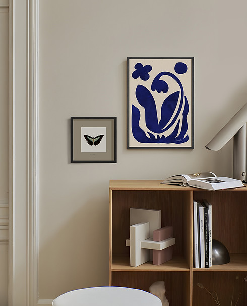 Dupla de quadros artísticos em parede neutra, com estilo contemporâneo