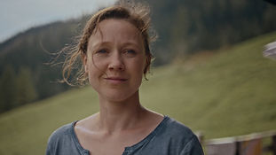 BLÖDEKUH_Still_08_KatharinaLeonoreGoebel_alsNINA_Alm.jpg