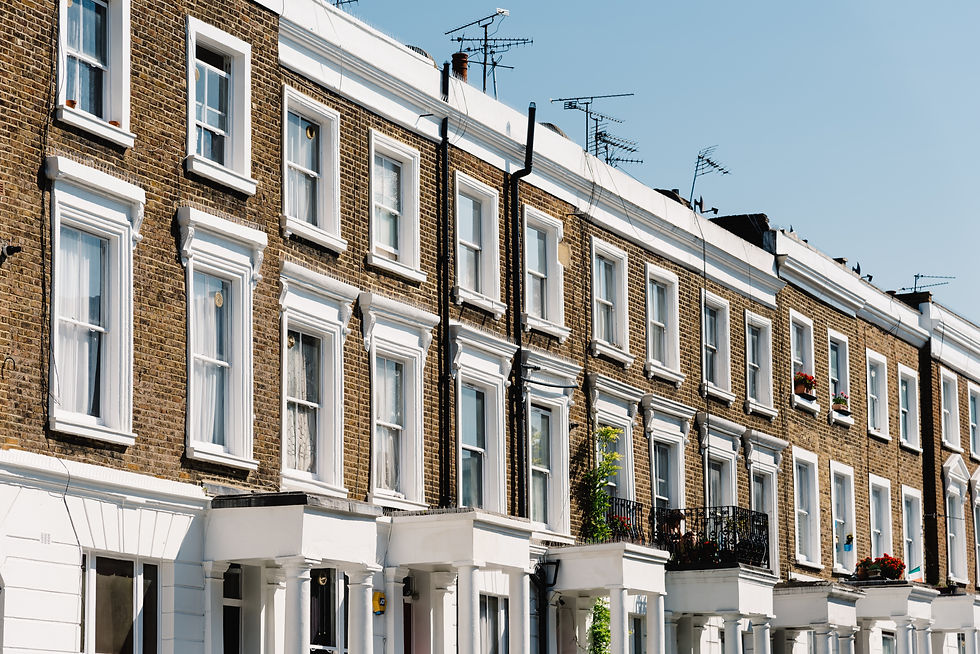 townhouses-with-brick-facade-in-notting-hill-in-lo-2022-11-15-08-04-26-utc.jpg