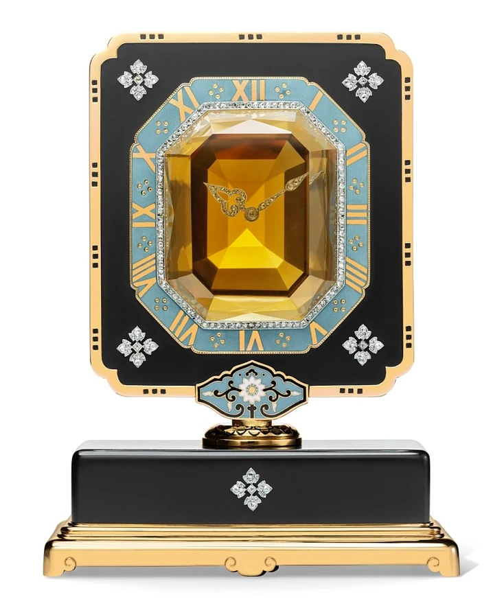 Rectangular 8-day movement, gold-plated, 14 jewels, Swiss lever escapement, bimetallic balance, Breguet balance spring; Hand-setting and winding mechanism underneath the base. Gold, platinum, ebonite, citrine, diamonds, enamel