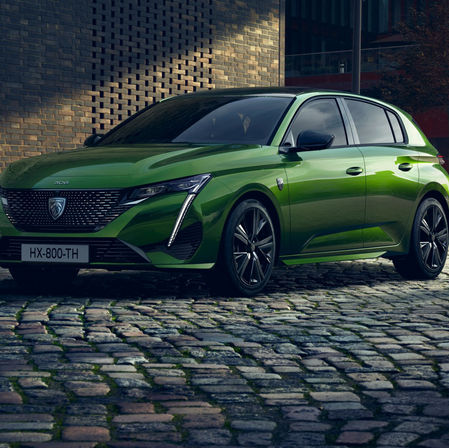 Auto berlina verde su sfondo urban – noleggio auto ad Anagni