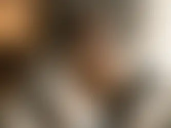 Femme profitant d’un moment de solitude pour récupérer après des interactions sociales