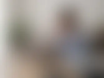 Femme travaillant sur ordinateur, visiblement sous tension face à l'accumulation du stress quotidien.