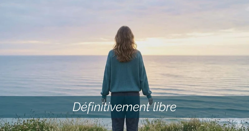image d'une femme qui fait face à la mer, de dos, qui illustre le programme d'hypnose qui permet de réinitialiser le système nerveux : définitivement libre