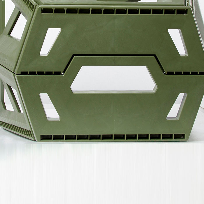 縮圖：自由援助者拿着凳子