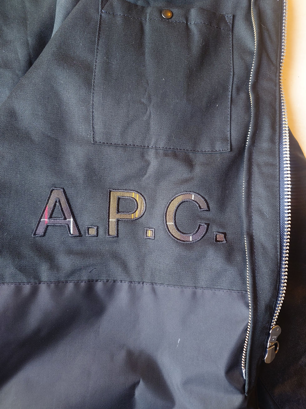 サムネイル： APC Barbour コラボジャケット Wネームブランドタグディテール