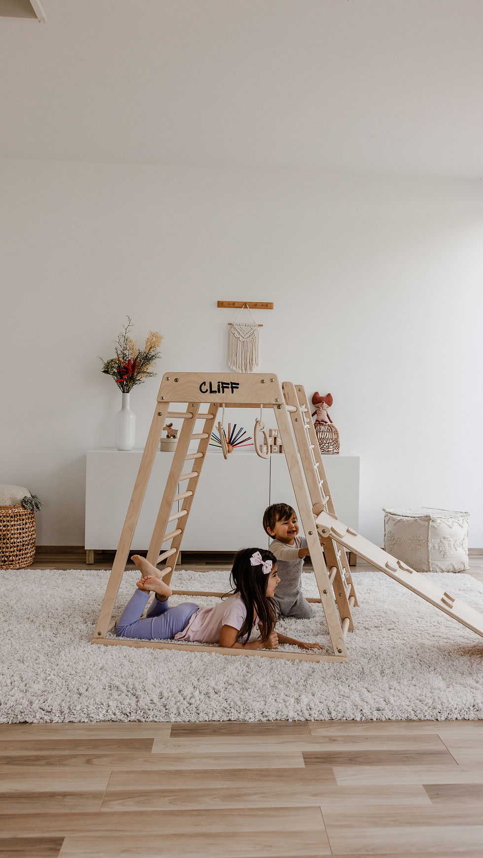 Kinder spielen mit dem CLIFF Compact Klettergerüst im Kinderzimmer