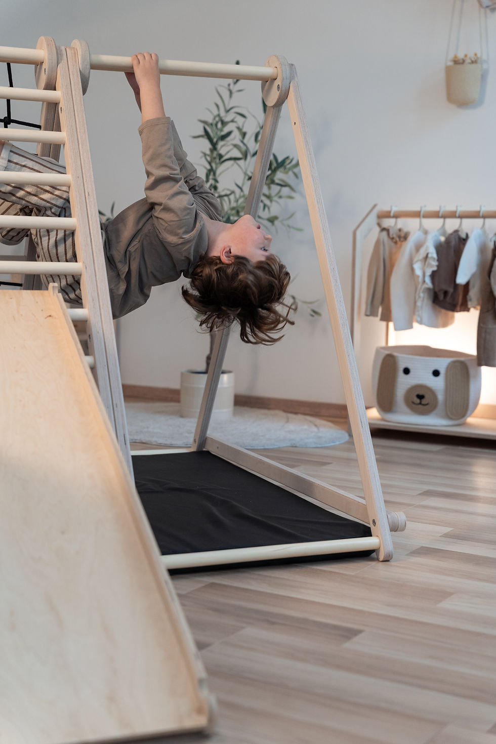 Kind nutzt klappbares CLIFF Flex Klettergerüst aus Holz