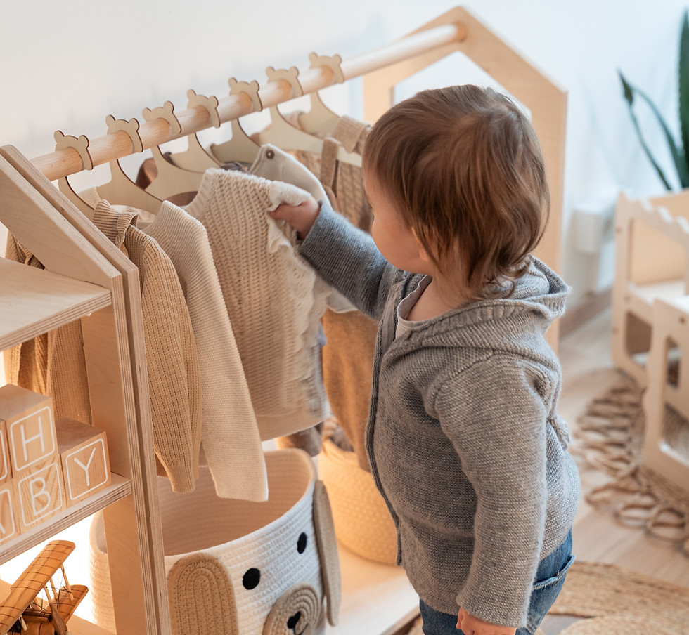Kind verwendet CLIFF Montessori-Garderobe selbstständig