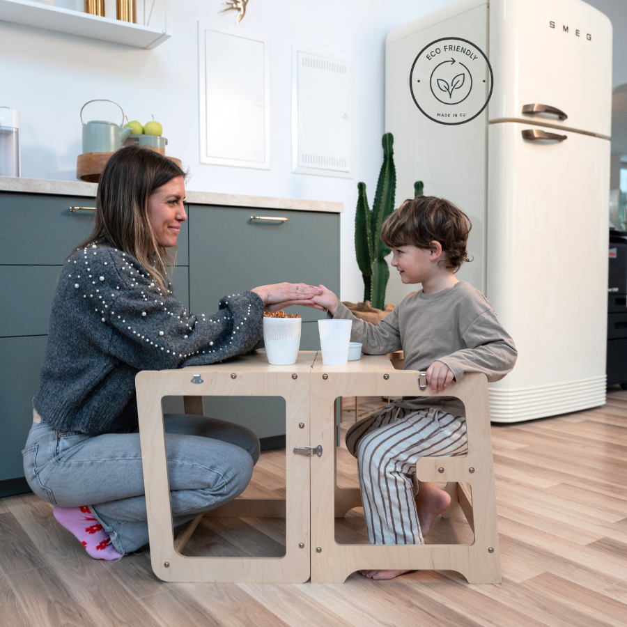 Mutter und Kind spielen am CLIFF STEPUP Kindertisch 2in1