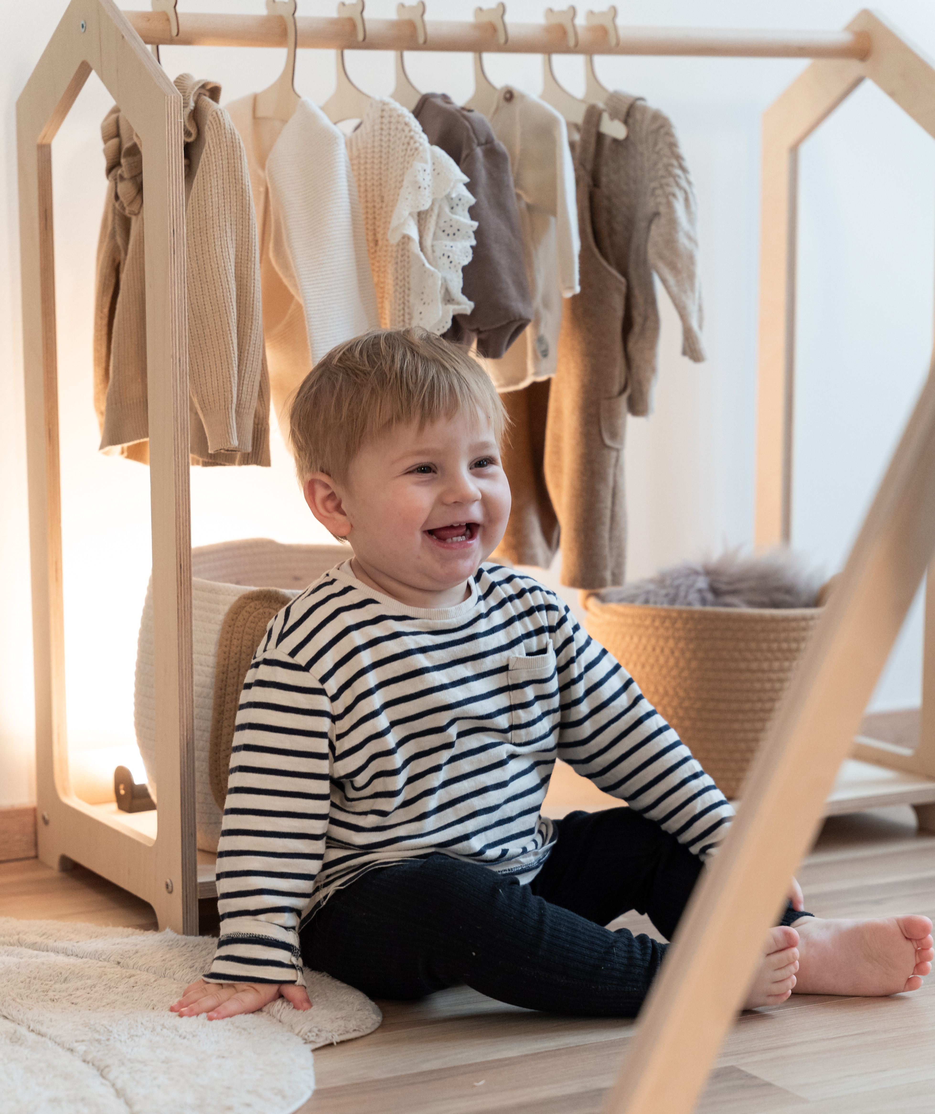 Kleinkind in einem altersgerechten Kinderzimmer mir Montessori Möbel