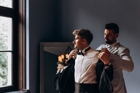Hochzeitsfotograf Getting Ready Bräutigam im Schloss Eldingen