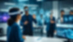 Personas con visores de realidad virtual interactúan con hologramas azules en una oficina moderna. Pantallas y gráficos futuristas iluminan.