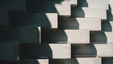 Geometrische Wandstruktur mit klaren Linien und Schatten, Sinnbild für Struktur und Markenaufbau in moderner Crewfashion