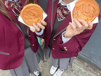 韓国制服をきて10円パンの食べ歩きを楽しむ2人