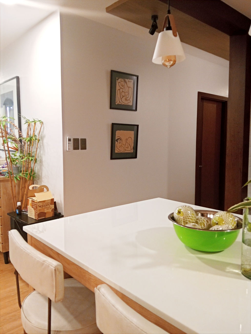 縮圖：bar table and picture frames