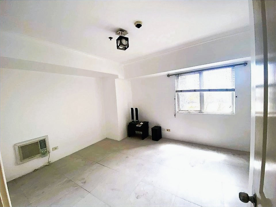 Thumbnail: South of Market (SOMA) - 2 Bedroom Unit with Maid's Room and Balcony for Sale