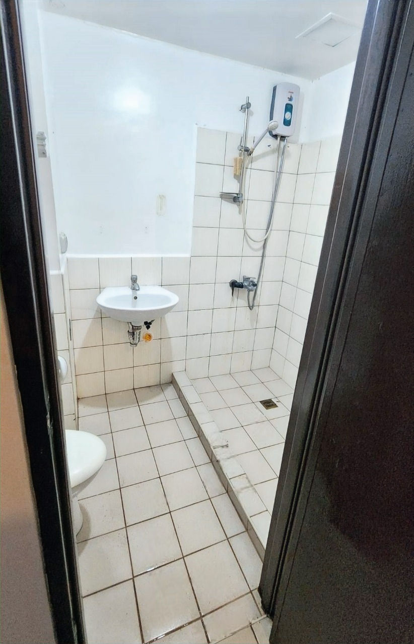 Thumbnail: toilet and bath