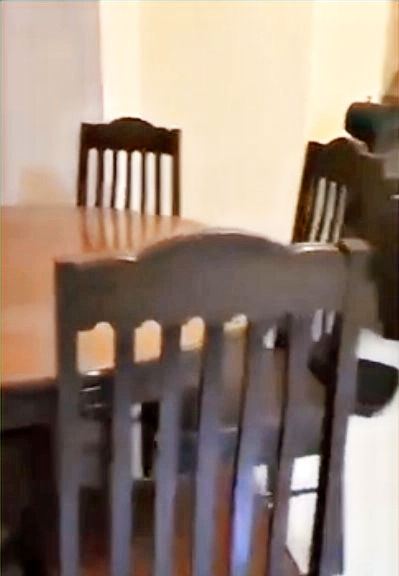縮圖：dining table and chairs
