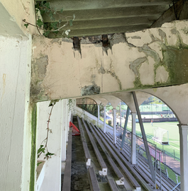 Poutre en béton armé présentant un affaissement évident et présentant un risque d'effondrement