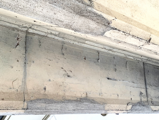 Anode induite sur poutre en béton armé suite à des réparations ponctuelles de la structure.