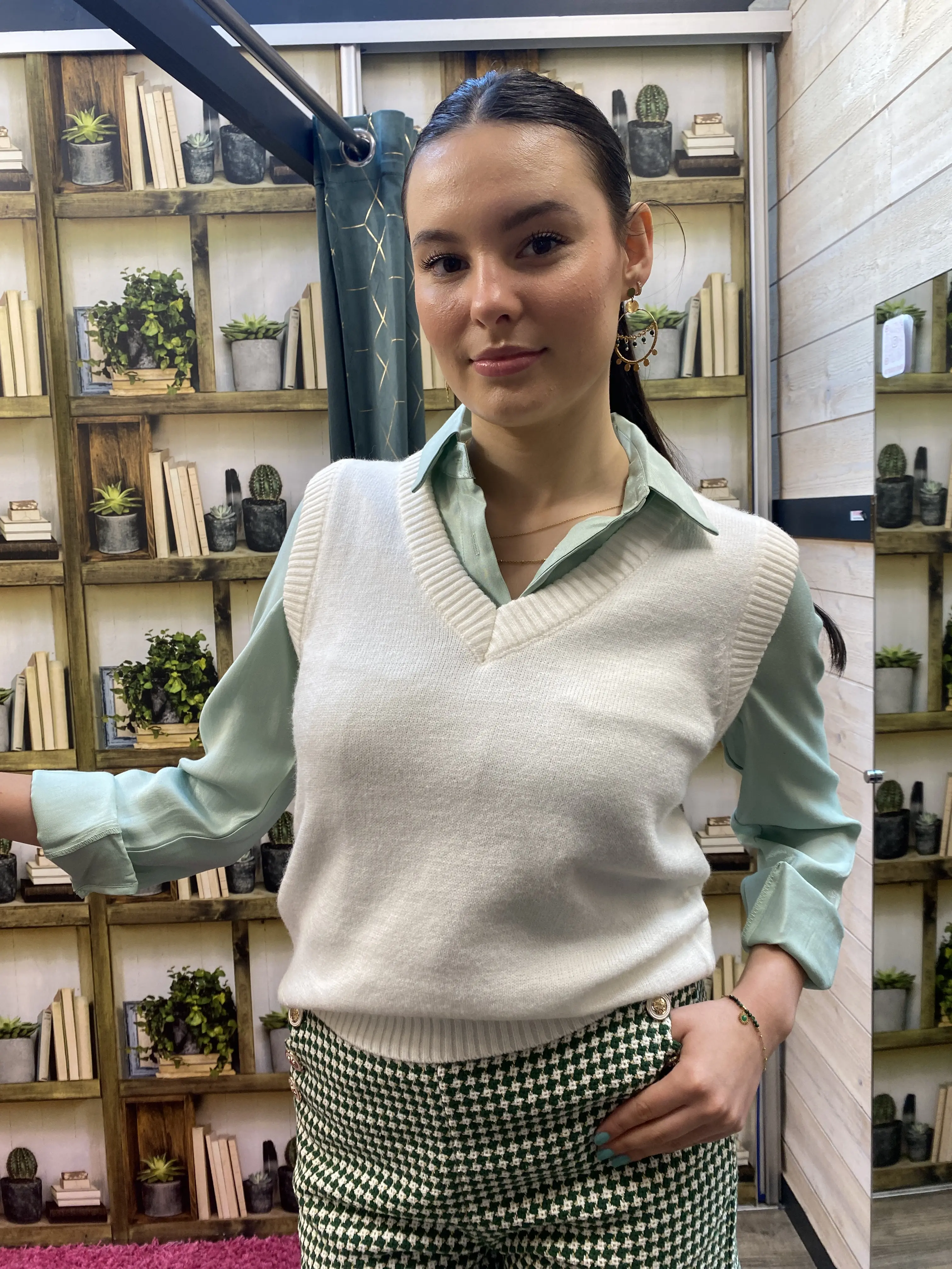 Pull sans manches en maille Marlon blanc et chemisier maches longues vert Max